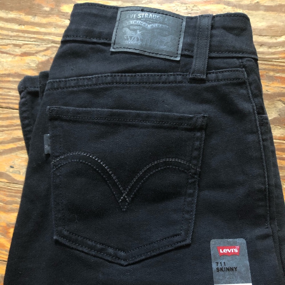 Women’s Levi black 711 Skinny W28 L30
